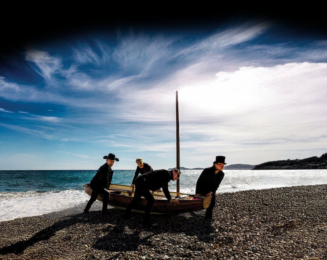 U2Chile's tweet photo. #CarnavalDeLuz es una colección de 12 canciones que exploran temas como la espiritualidad, la amistad, la libertad y la resistencia frente a fuerzas oscuras y amenazantes. https://t.co/NAuCS2gl7V