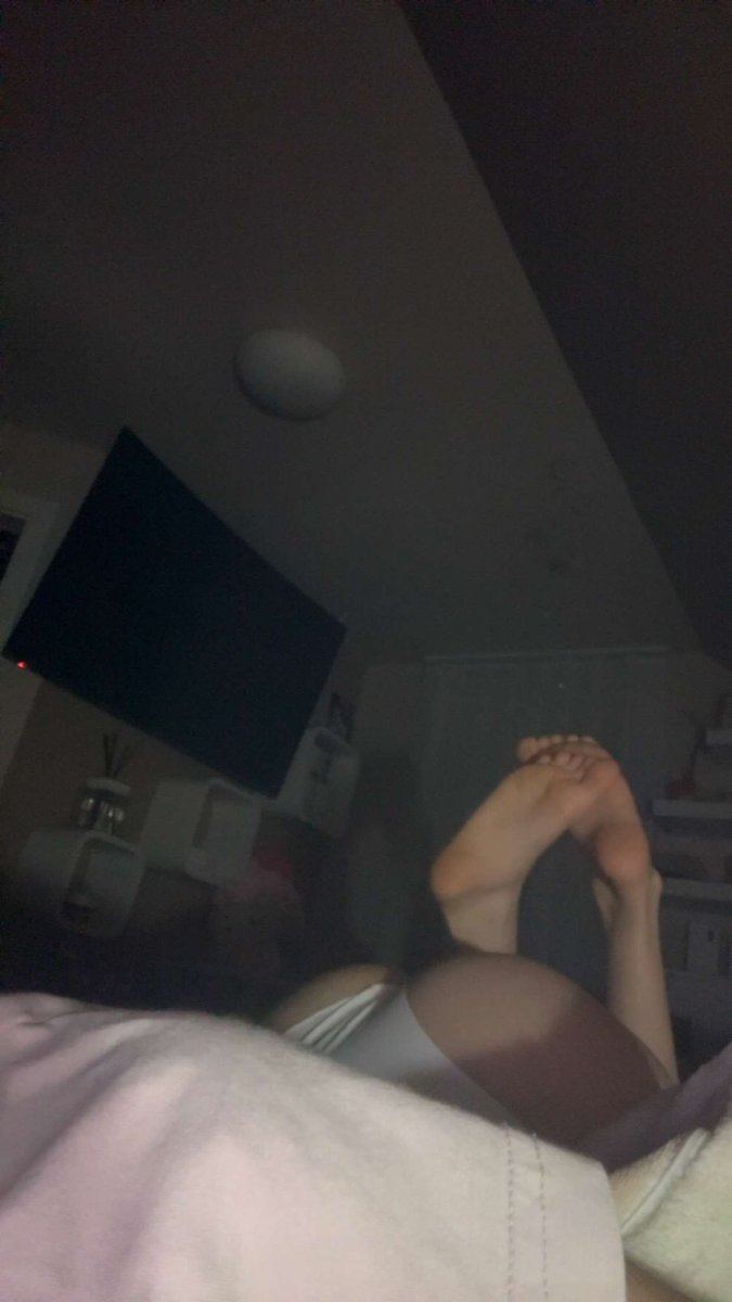 Sofiy4111's tweet photo. which one of you losers is gonna pay my rent?:3 https://t.co/6DBbH27HOA