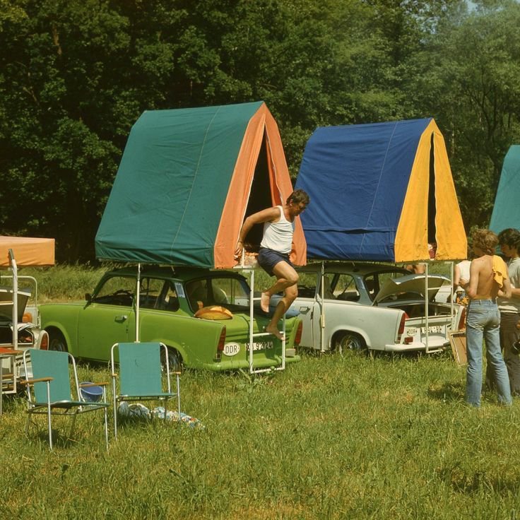 eastblocvisuals's tweet photo. Trabant 601 cars equipped with specialized rooftop tents, German Democratic Republic, 1970s. https://t.co/JYguQSw4OH