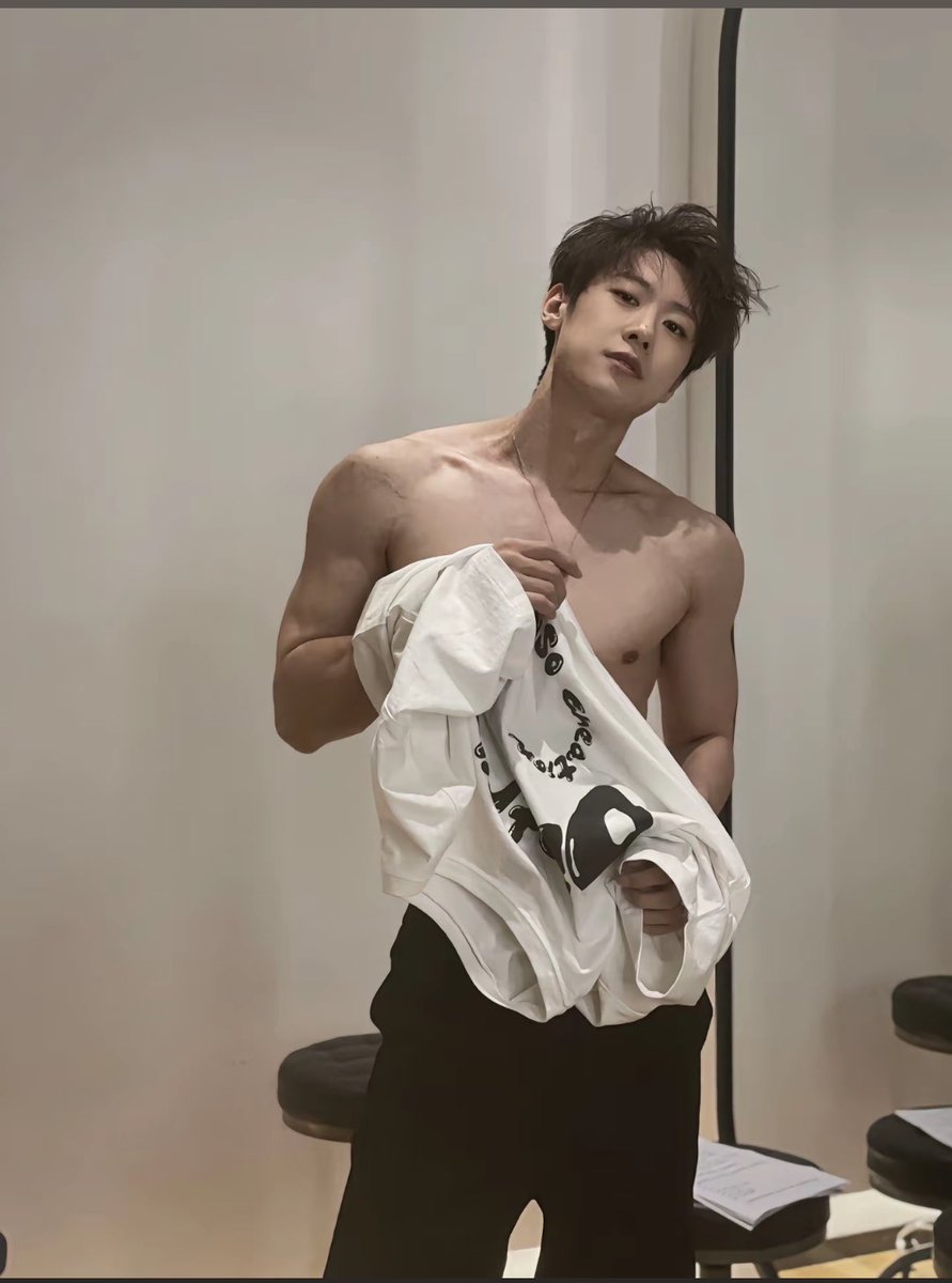 lbxxLOVE7's tweet photo. @xiaver0415 知豆我给你翻了多久吗。展示品味。（你还需要再裁一裁，把人放大一点当屏保爽死了） https://t.co/QhVmyJ0U6W