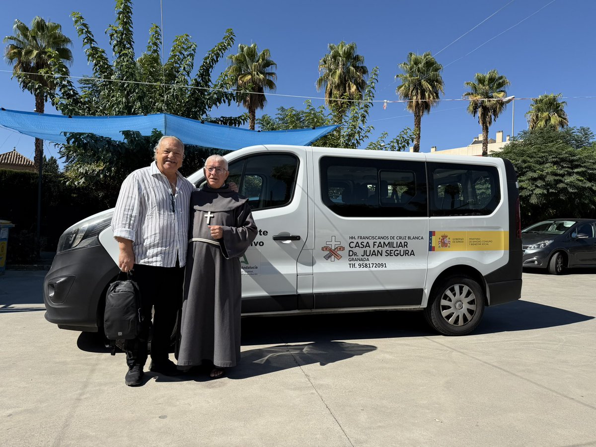Ajuareza's tweet photo. Esta mañana hemos visitado el centro de los Franciscanos de la Cruz blanca en Granada asisten a 60 personas con diversidad funcional,aquí trabaja mi gran amigo Isidoro el “Padre Patera”. https://t.co/mB50165tAh