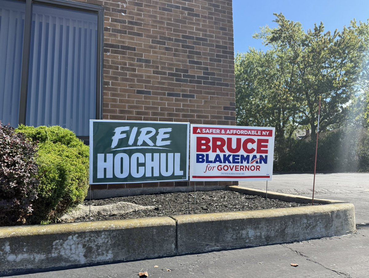 ChrissyCasilio's tweet photo. Everyone keeps saying they haven’t seen a single lawn sign with @KathyHochul ‘s name on it… so I put one up at my office…because I’m nice! 💁🏻‍♀️ https://t.co/TFyvhhnpxD