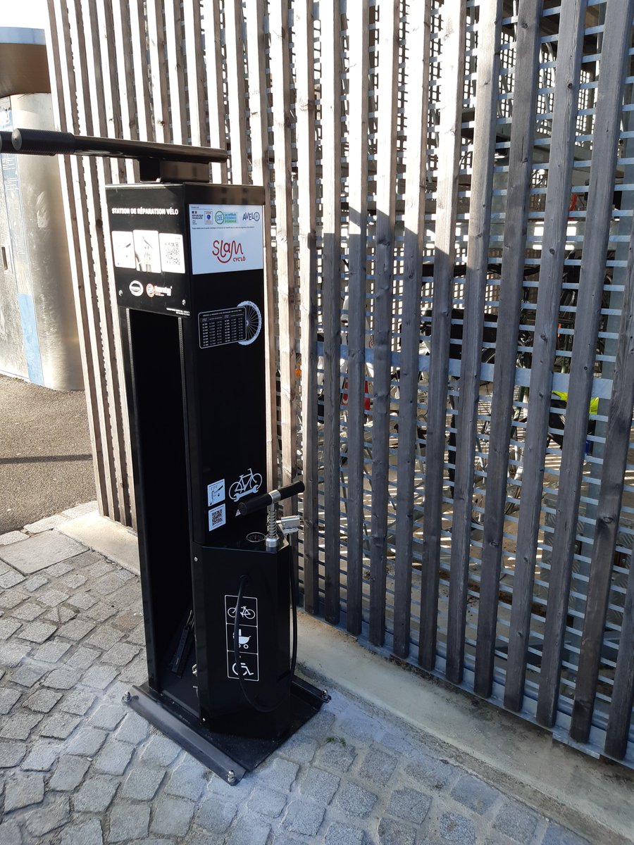 adpcr50's tweet photo. 🦄 🆕️ 🔧 l'#intermodalité est en bonne voie aux abords de la gare de #SaintLô (50) avec cette nouvelle borne de réparation ! 🚉🚴♀️👨🦽🚏🚍
#pem #StLô #StLôAgglo #SaintLôAgglo #avelo #atoumod #mobilityweek #sem2026 https://t.co/jfCIklh3es