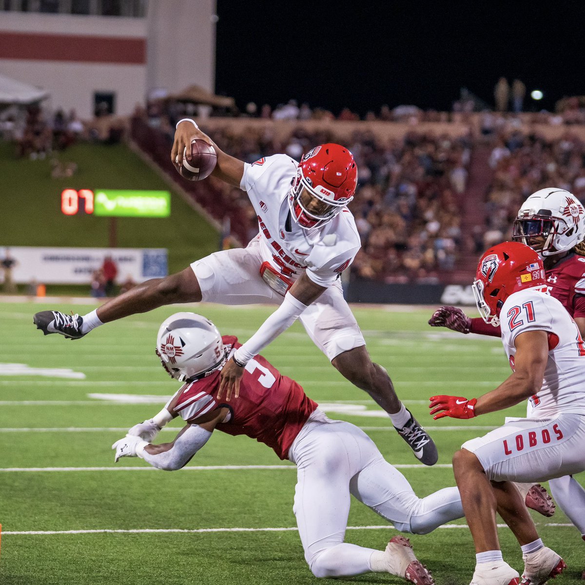 UNMLoboFB's tweet photo. 132 years in the making. 𝐓𝐡𝐞 𝟏𝟏𝟔𝐭𝐡 𝐦𝐞𝐞𝐭𝐢𝐧𝐠 𝐨𝐟 𝐭𝐡𝐞 𝐑𝐢𝐨 𝐆𝐫𝐚𝐧𝐝𝐞 𝐑𝐢𝐯𝐚𝐥𝐫𝐲 is up next 🐺🌶️

#GoLobos https://t.co/fUk9epIIsG