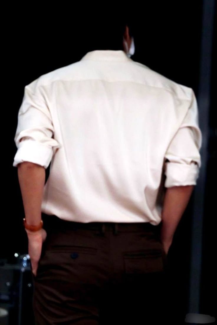 thvgaggedme's tweet photo. his back is so wide i feel dizzy https://t.co/acu6xdYKHK