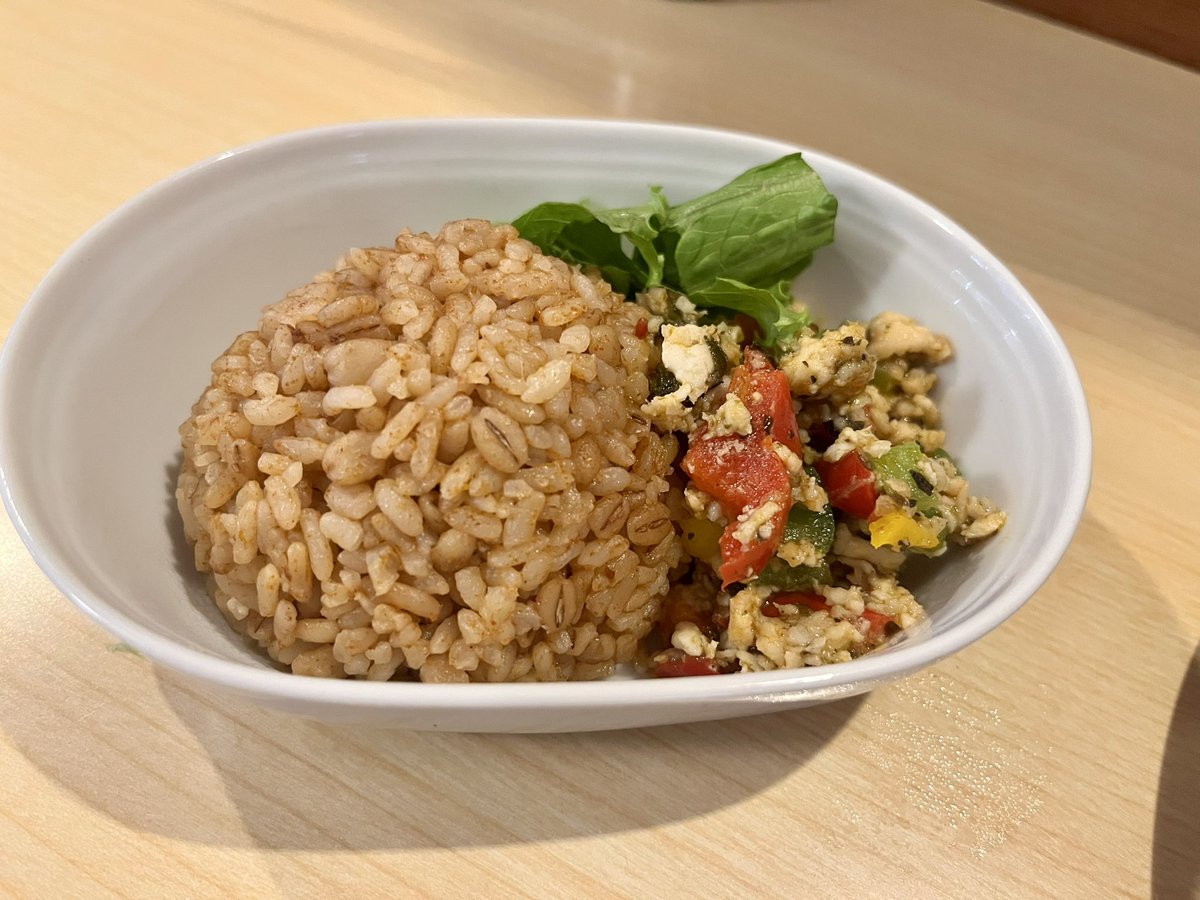 KOMAhappygiving's tweet photo. 近所の 夢と豚と丼と の『バケットラーメン』。
スープ沁み沁みのバケットが旨いんだワ〜。
『ガパオライス』を添えて。

#守口市 #金田町 #夢と豚と丼と #夢豚丼 #ラーメン #グリーンカレー #麺食い https://t.co/RbUOQjUxr6