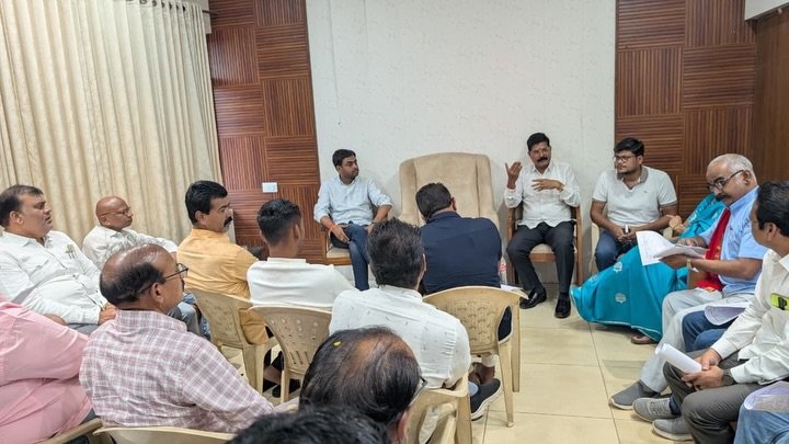 RGPRSJKOFFICIAL's tweet photo. 📍Bhandara, Maharashtra: A meeting of the Rajiv Gandhi Panchayati Raj Sangathan (RGPRS) was held in Bhandara district under the chairmanship of Mr. Avinash Umarkar, President of RGPRS, Maharashtra
@INCIndia @RahulGandhi @mudr4 @SunilPanwarINC @RGPRSinc https://t.co/BjbeE3978D