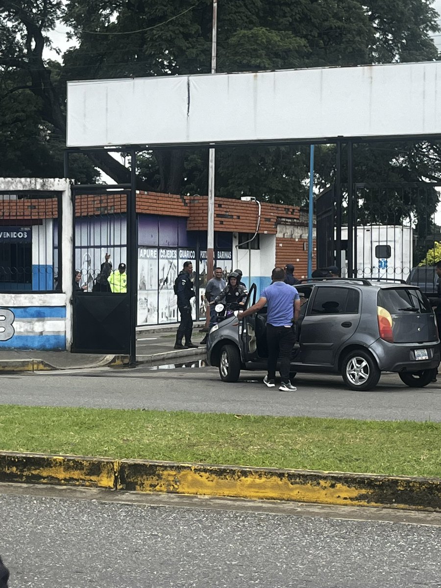 PortuguesaVente's tweet photo. 🚨 URGENTE | Yolianny Fernández denuncia la detención arbitraria de su esposo, Freddy Peñuela.

Su esposa informa que Peñuela se encuentra recluido en la sede de la PNB de Guanare-Portuguesa, desde la noche de ayer, sin que hasta el momento les hayan proporcionado información. https://t.co/5HpjdTG4XM