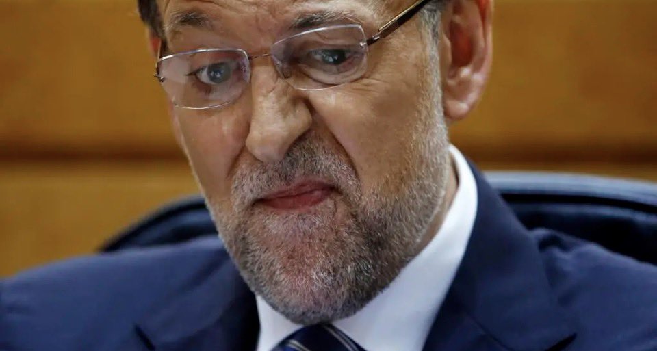 gonarj's tweet photo. Como la memoria de algunos es muy frágil, conviene no olvidar que en 2012 y 2013 la mayoría absoluta de este angelito, M.Rajoy, cambió varias leyes para posibilitar la llegada masiva de los fondos buitres. https://t.co/OA8fweDTWr