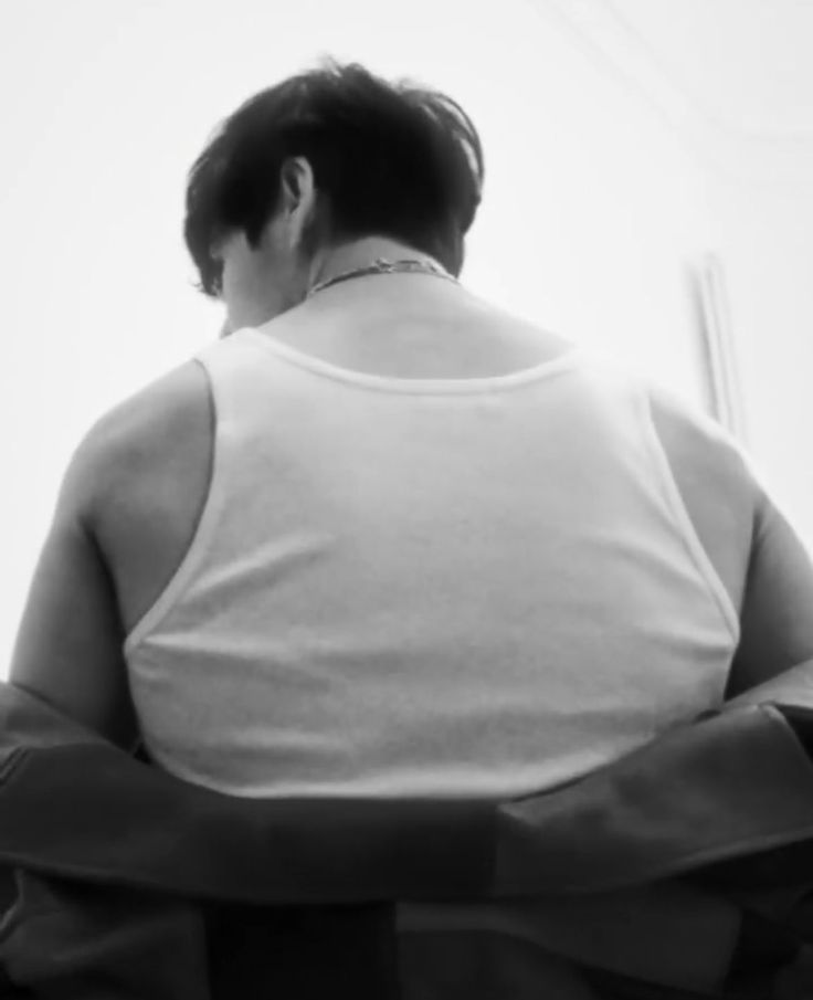 thvgaggedme's tweet photo. his back is so wide i feel dizzy https://t.co/acu6xdYKHK