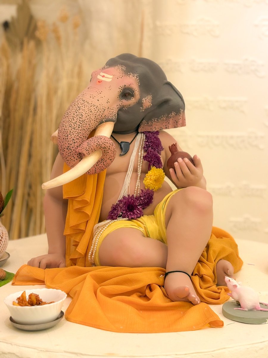 akshhaiy's tweet photo. Undoubtedly the finest Ganesha I’ve seen this year. Kudos to the brilliant artisans. https://t.co/El2xao1F5x