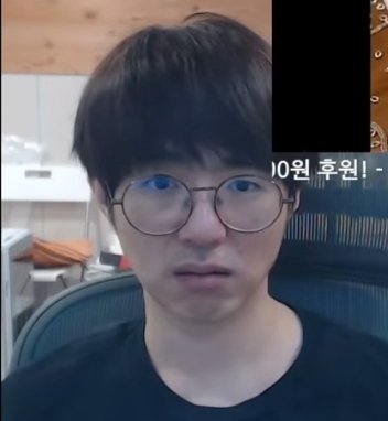 mungtaenge2's tweet photo. 아사람 본인 노래 부르는 영상만 나오면 이 표정 되는  거 너무 웃김 https://t.co/PNgsUKMbyt