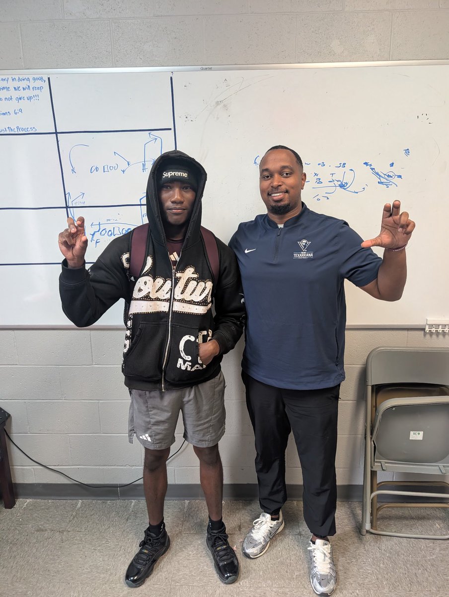 Deshaun_4's tweet photo. AGTG blessed to receive my first offer from @TAMUT_football @CoachClark903 @M_Young23 @_CoachCBlair @JuCoFootballACE @TonorrisBII https://t.co/YPI5ZQOxc8
