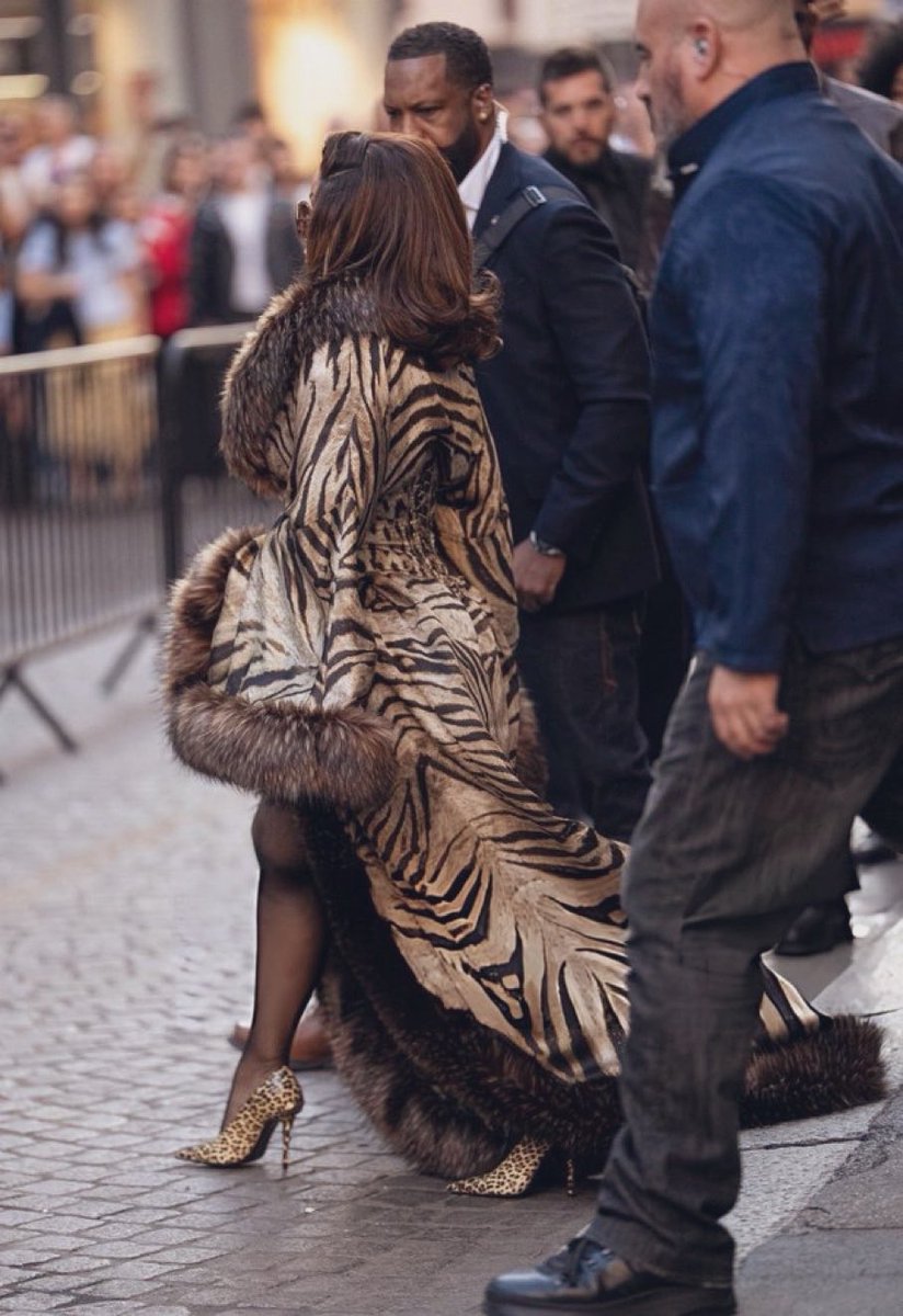 BardiUpdatess's tweet photo. Cardi B at the Roberto Cavalli show for Milan Fashion Week. 🤎 https://t.co/HgssnMTnY8