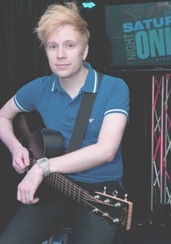 _blueber_ry's tweet photo. his hair is really reminding me of a cockatoo (bird) rn and i can’t take him seriously https://t.co/wG4kh25VtR