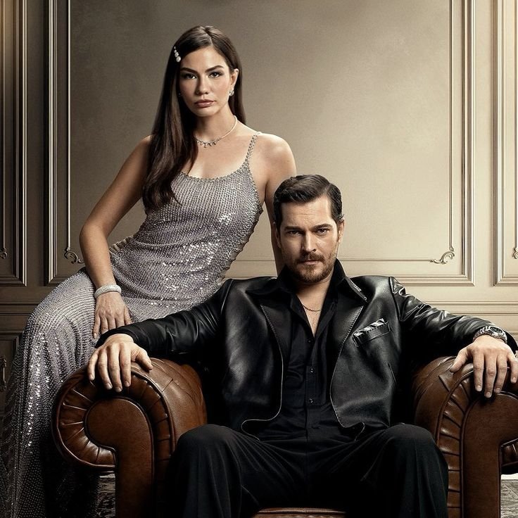 SRCMagazin's tweet photo. Çağatay Ulusoy ve Demet Özdemir’in başrollerini paylaştığı #EşrefRüya dizisi, Ocak 2027'den itibaren Netflix Brezilya’da yer alacak. https://t.co/gSuXIWbF92