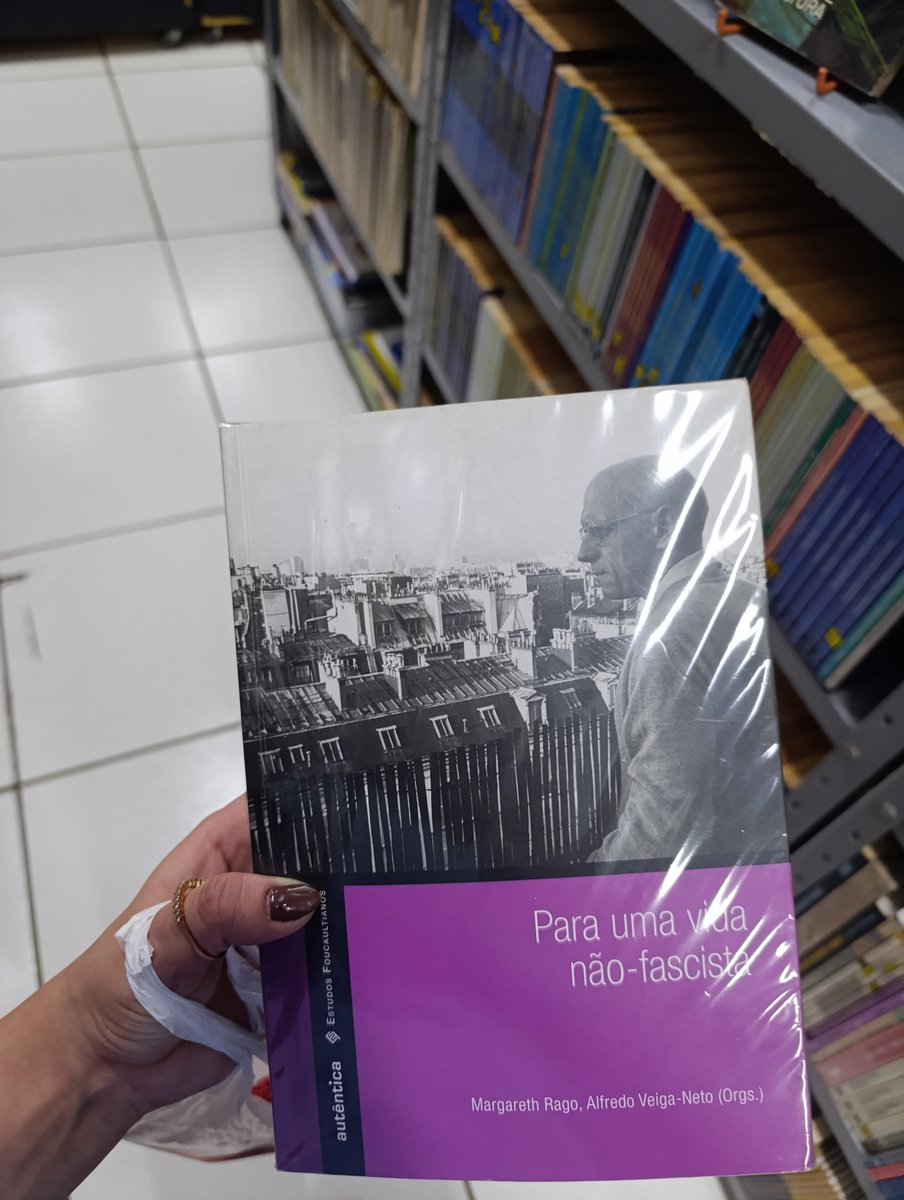 biru1leibe's tweet photo. livros que eu quase comprei no sebo hoje: https://t.co/YsuB3Qrmu5