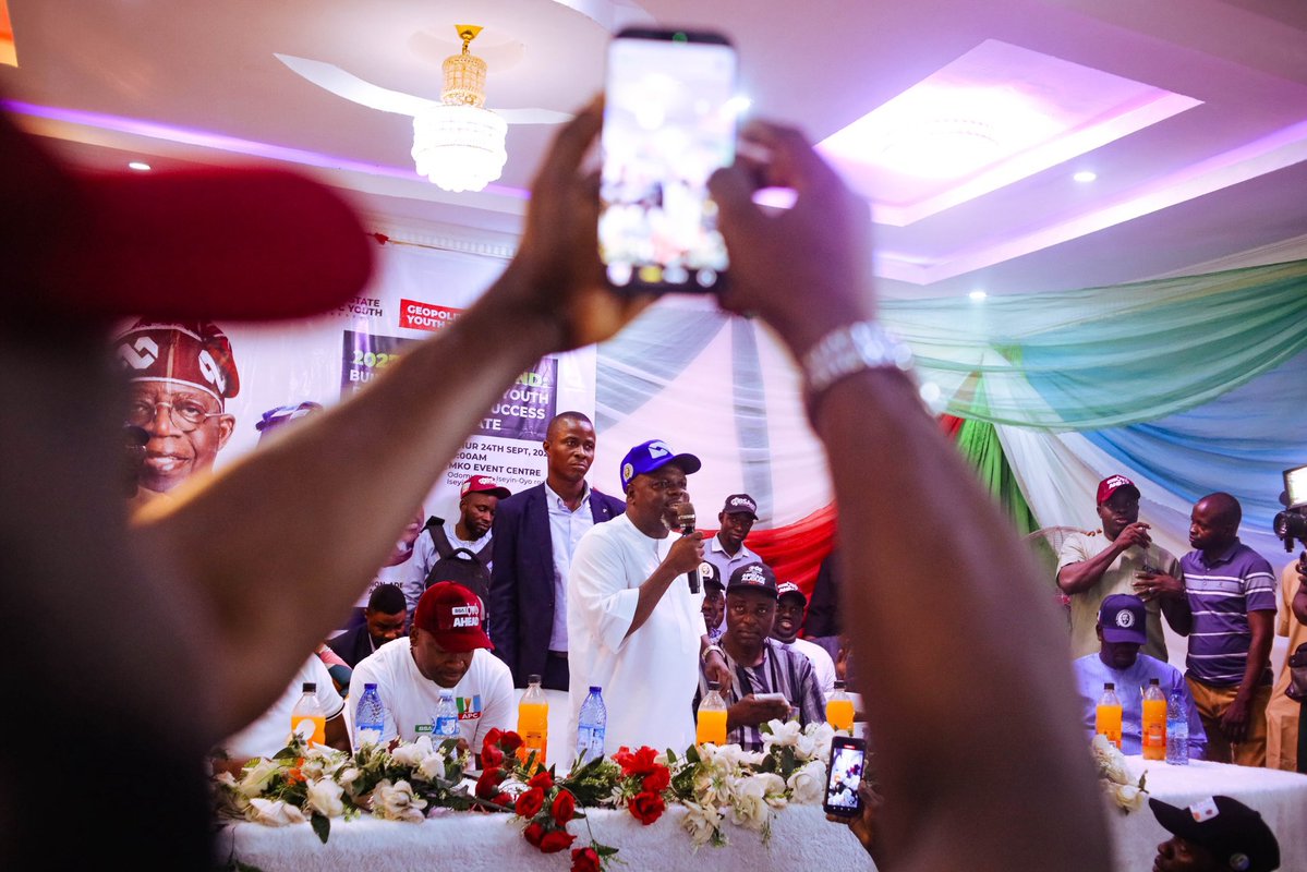 OlajumokeAkore1's tweet photo. From Saki to Iseyin, the #Sharafa train keeps moving. ππ₯
Hon. Adesoji Michael Adedeji, incoming Deputy Governor of Oyo State, brought the youth engagement tour to MKO Hall, Iseyin, where young people turned out in numbers, ready to be part of what's coming.
#OYOAHEAD https://t.co/07GeFfzLt5