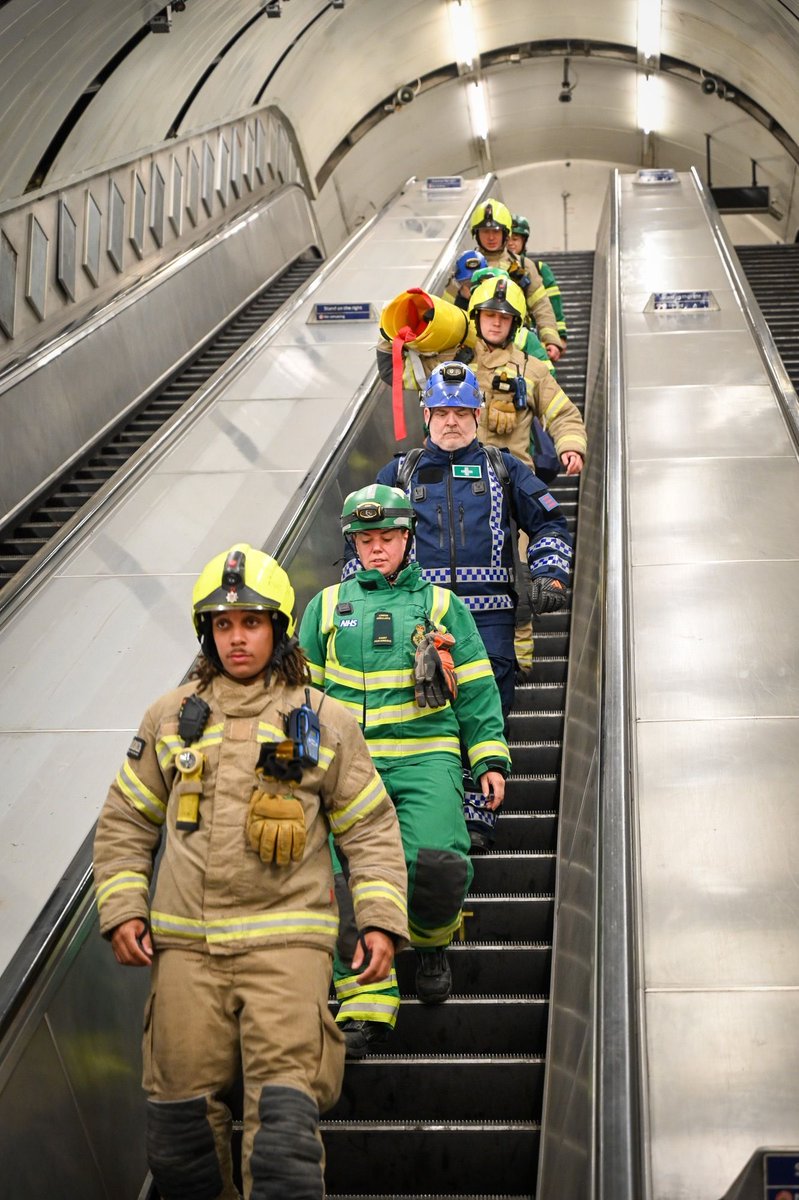 Ldn_Ambulance's tweet photo. Multi-agency collaboration at its finest👏
 
This week, we joined forces with @LondonFire
@BTP and @TfL to carry out a multi-casualty extraction exercise on the London Underground network. https://t.co/nzYBumptA2