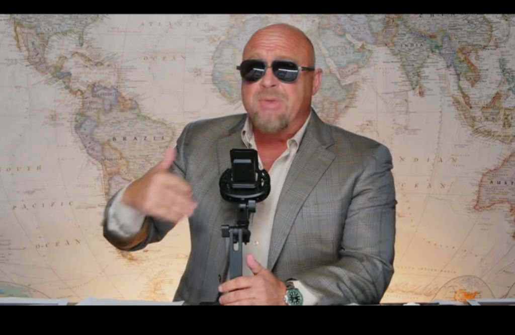 ElofsonJess's tweet photo. I'm digging Alex's new vibe he is rocking today. https://t.co/Gxw8V3Eu6N