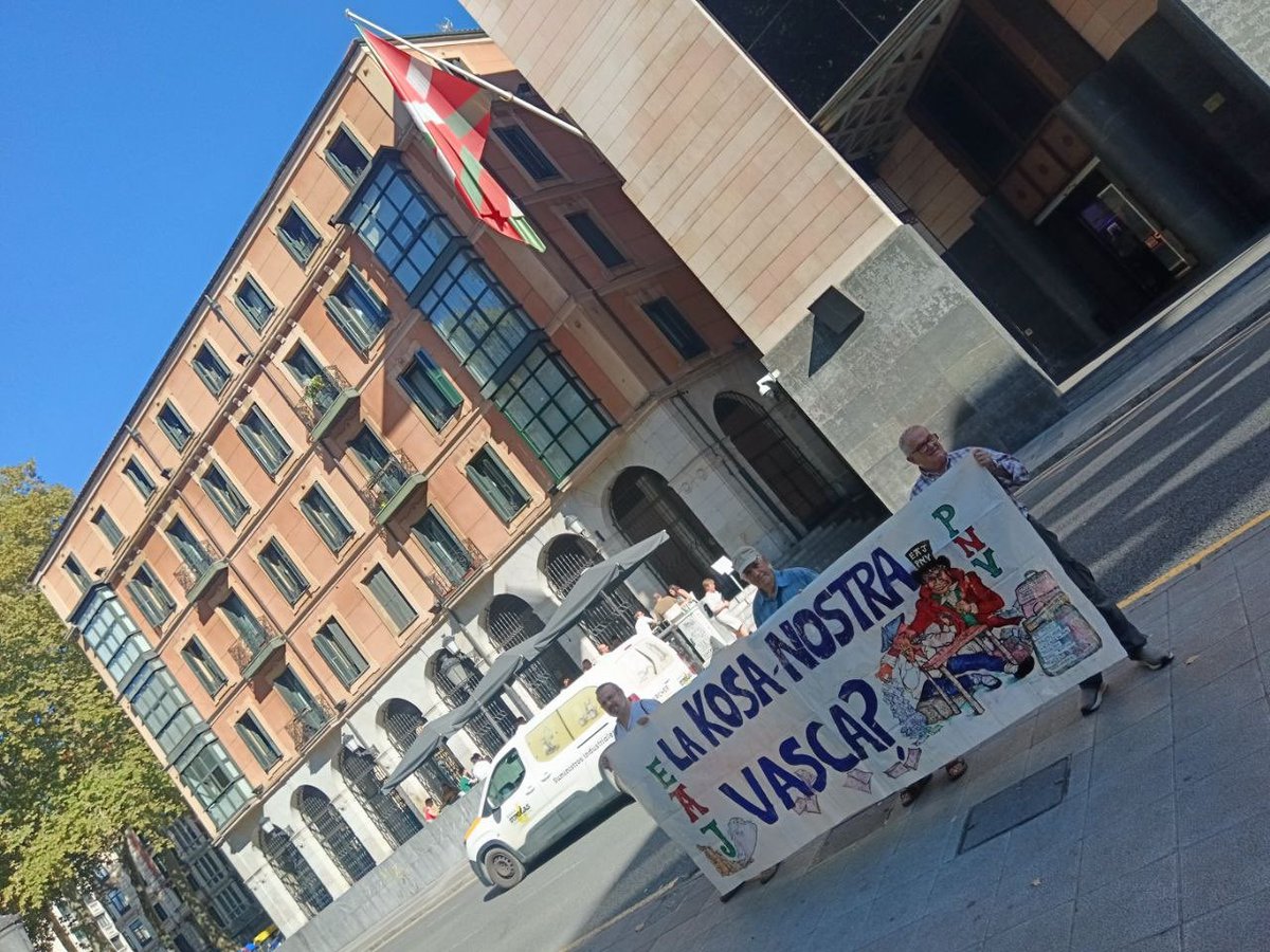 HerritarBatasun's tweet photo. SABIN ETXEAREN AURREAN .... BORROKA ZILEGIA DELAKO... JTK ✊✊🏴🚩🏴🚩 https://t.co/kEWXSIBPVi