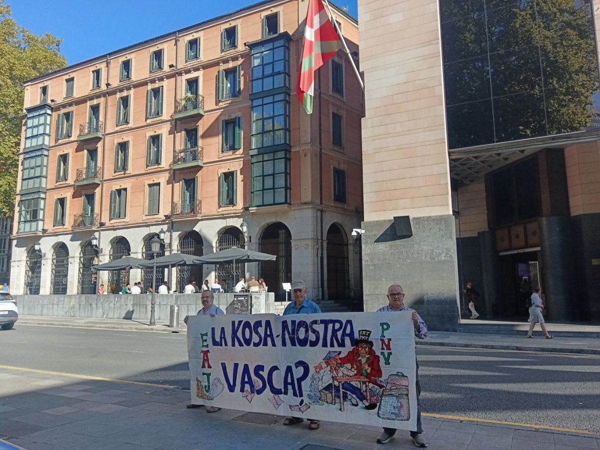 HerritarBatasun's tweet photo. SABIN ETXEAREN AURREAN .... BORROKA ZILEGIA DELAKO... JTK ✊✊🏴🚩🏴🚩 https://t.co/kEWXSIBPVi