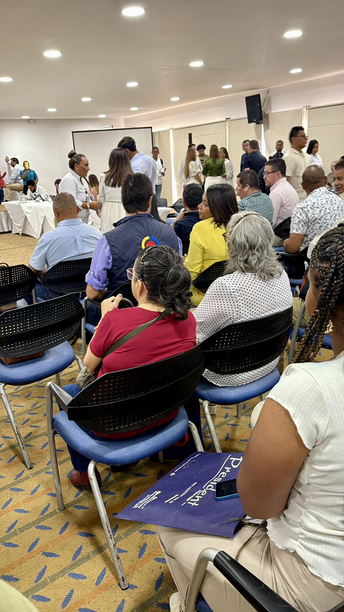 ClauRomeroNader's tweet photo. #Territorio | AUDIENCIA PUBLICA SAN ANDRES Y PROVIDENCIA 

Hoy comenzamos este encuentro como debe ser escuchando a la gente, sus preocupaciones, sus historias y las propuestas que nacen desde el territorio.

Cada voz cuenta y cada experiencia nos ayuda a llevar al Congreso debates más cercanos a la realidad de las comunidades. Primero escuchamos, después actuamos. 🇨🇴