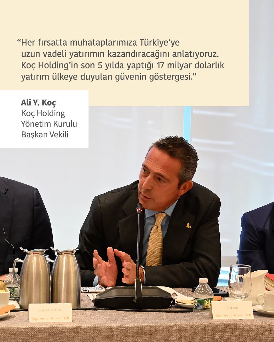 ElisBuseArac's tweet photo. Cumhurbaşkanı Recep Tayyip Erdoğan’ın katılımıyla New York Türkevi’nde düzenlenen 19. Türkiye Yatırım Konferansı’na, Eski Fenerbahçe Başkanı ve Koç Holding Yönetim Kurulu Başkan Vekili Ali Y. Koç ve CEO Levent Çakıroğlu da katıldı.

Ali Y. Koç, Koç Holding’in son 5 yılda 17 milyar dolarlık yatırım gerçekleştirdiğini belirterek, bu yatırımların Türkiye’ye duyulan güvenin göstergesi olduğunu vurguladı.

Koç, konuşmasında şu ifadeleri kullandı:

“Her fırsatta muhataplarımıza Türkiye’ye uzun vadeli yatırımın kazandıracağını anlatıyoruz.”
