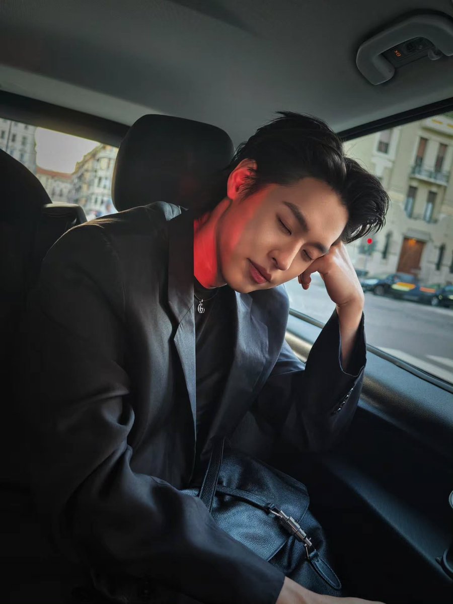 sunlop's tweet photo. อีตาคนนี้ก็เสิฟทั้งป่ะป๊ากับหมาเด็ก เชิญเลือกตามชอบครัฟ

BILLKIN GLOWING IN MILAN
#GUCCISS27xBILLKIN 
#BILLKINBAGUCCI
#GucciTheStoreShow
#Bbillkin #Gucci @gucci https://t.co/v8FjGpqO1O