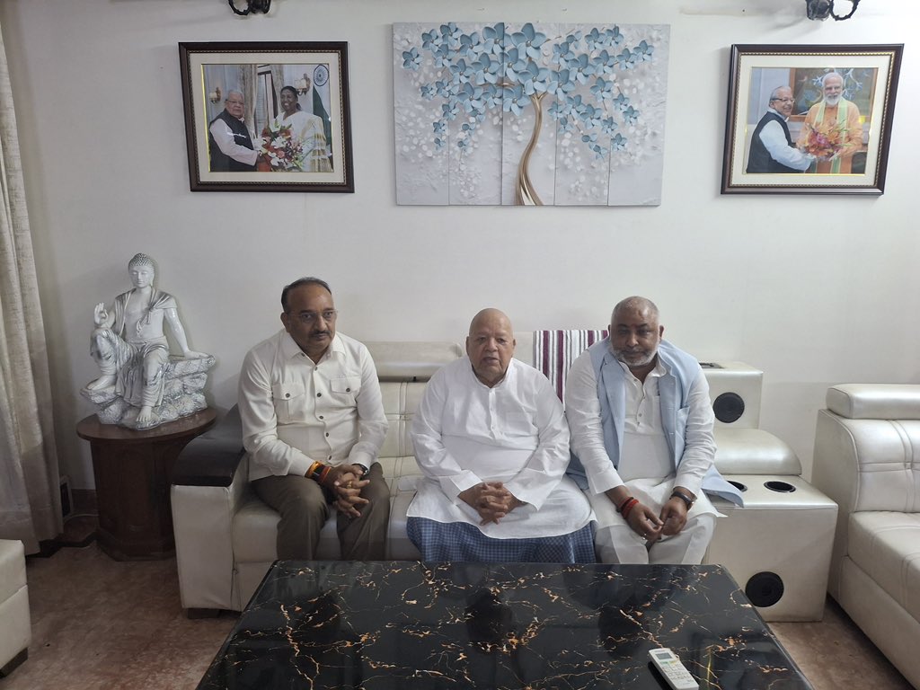RBLDineshSingh's tweet photo. भारतीय जनता पार्टी के वरिष्ठ नेता, पूर्व केंद्रीय मंत्री एवं राजस्थान एवं हिमाचल प्रदेश के पूर्व महामहिम राज्यपाल श्री कलराज मिश्र जी की धर्मपत्नी श्रीमती सत्यवती मिश्र जी के निधन के पश्चात आज उनके नोएडा स्थित निज निवास में आयोजित 'त्रयोदश संस्कार' में सम्मिलित होकर उनके छायाचित्र पर पुष्प अर्पित कर उन्हें श्रद्धांजलि दी।

प्रभु से प्रार्थना है कि दिवंगत आत्मा को अपने श्रीचरणों में स्थान प्रदान करें तथा शोकाकुल परिवार को इस दुःख की घड़ी में धैर्य एवं शक्ति प्रदान करें।

ॐ शांति!

@KalrajMishra