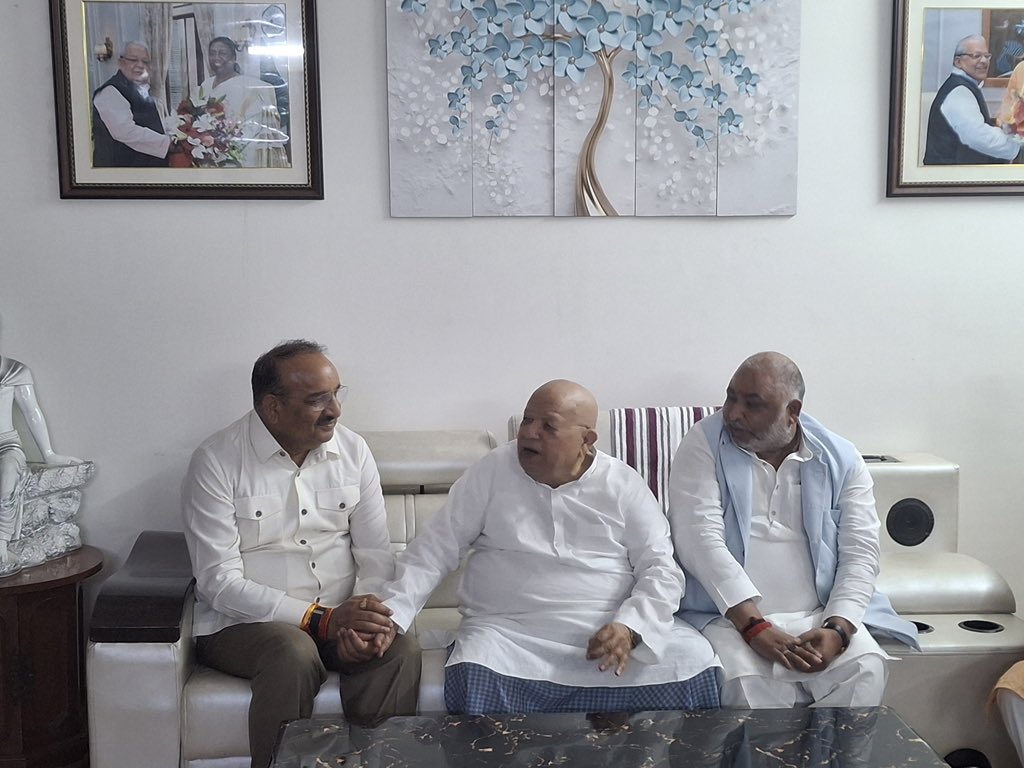 RBLDineshSingh's tweet photo. भारतीय जनता पार्टी के वरिष्ठ नेता, पूर्व केंद्रीय मंत्री एवं राजस्थान एवं हिमाचल प्रदेश के पूर्व महामहिम राज्यपाल श्री कलराज मिश्र जी की धर्मपत्नी श्रीमती सत्यवती मिश्र जी के निधन के पश्चात आज उनके नोएडा स्थित निज निवास में आयोजित 'त्रयोदश संस्कार' में सम्मिलित होकर उनके छायाचित्र पर पुष्प अर्पित कर उन्हें श्रद्धांजलि दी।

प्रभु से प्रार्थना है कि दिवंगत आत्मा को अपने श्रीचरणों में स्थान प्रदान करें तथा शोकाकुल परिवार को इस दुःख की घड़ी में धैर्य एवं शक्ति प्रदान करें।

ॐ शांति!

@KalrajMishra