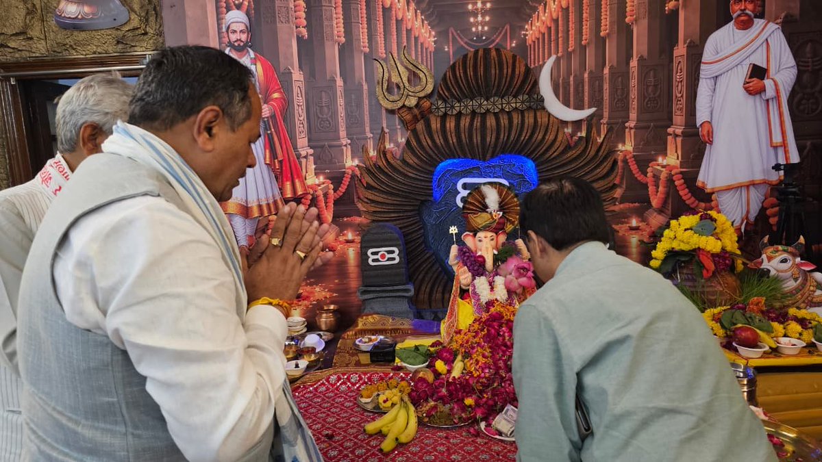 mohanjinagar's tweet photo. वरिष्ठ भाजपा नेता श्री @Sunil_Deodhar जी के नई दिल्ली आवास पर #SamrastaGanesh जी के ग्यारहवें दिवस पर गणपति बप्पा के दर्शन एवं पूजन-अर्चन कर आशीर्वाद प्राप्त किया।
इस अवसर सुनील जी भाईसाहब ने प्रधानमंत्री श्री नरेंद्र मोदी जी के भाषणों के संकलन की #NamoSamvad पुस्तक भेंट की । https://t.co/RU181zT5gQ