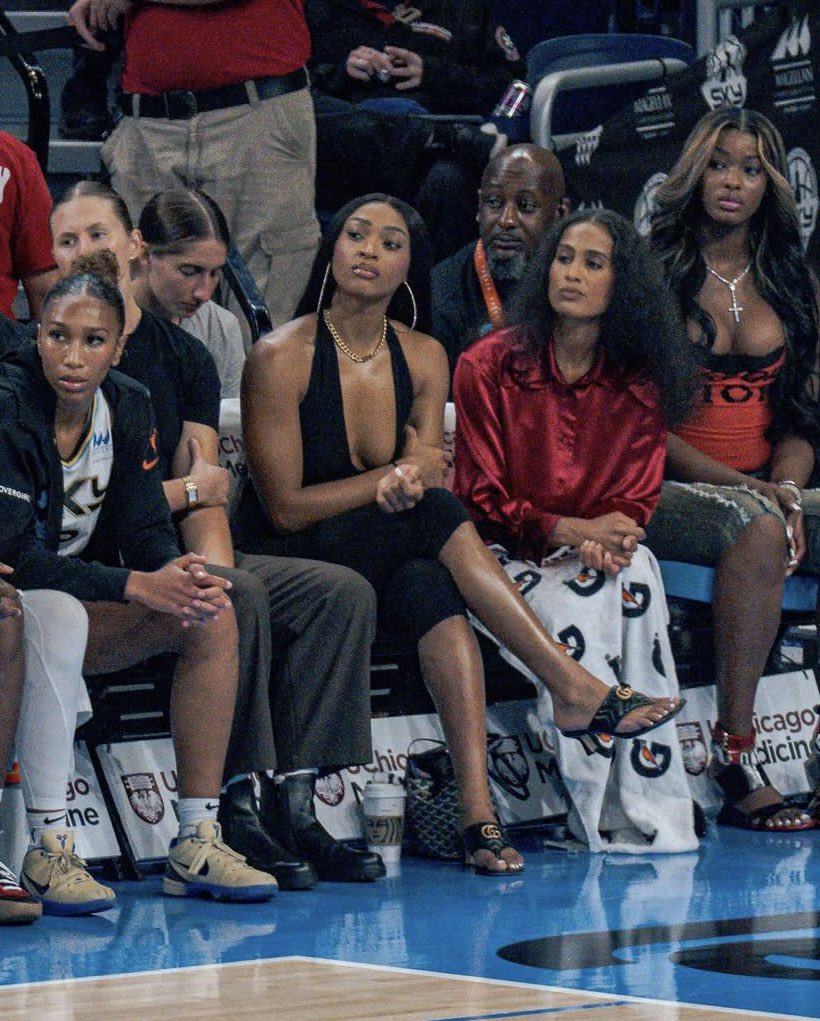 zavanchy's tweet photo. Sydney Taylor, DiJonai Carrington, Skylar Diggins, and Rickea Jackson 

Mystics @ Sky | 9.17.26

📸 _bdon3 | Instagram https://t.co/Re8mCD1vJt