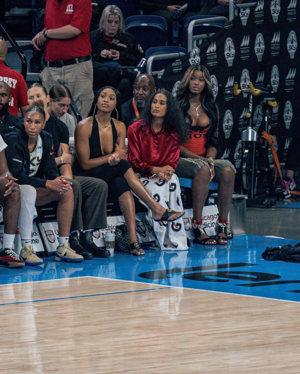 zavanchy's tweet photo. Sydney Taylor, DiJonai Carrington, Skylar Diggins, and Rickea Jackson 

Mystics @ Sky | 9.17.26

📸 _bdon3 | Instagram https://t.co/Re8mCD1vJt