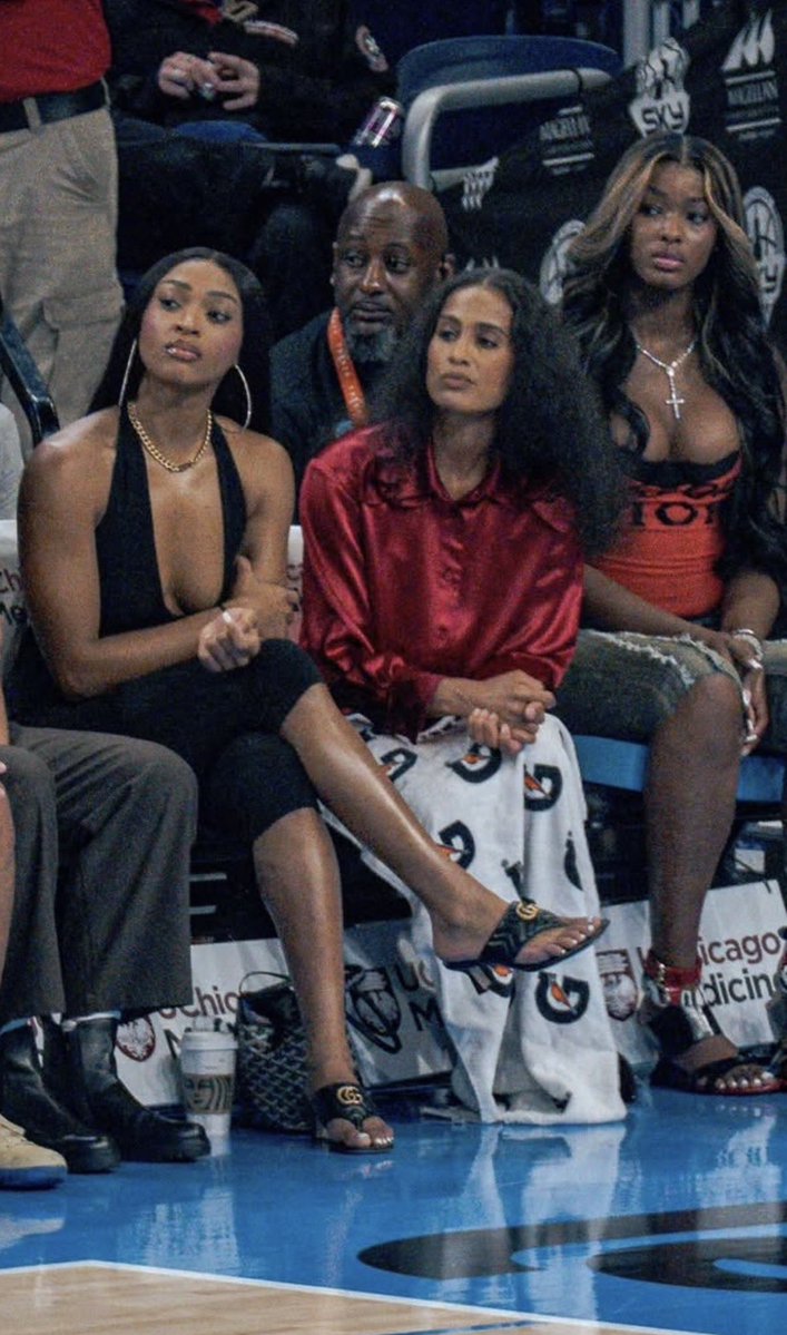 zavanchy's tweet photo. Sydney Taylor, DiJonai Carrington, Skylar Diggins, and Rickea Jackson 

Mystics @ Sky | 9.17.26

📸 _bdon3 | Instagram https://t.co/Re8mCD1vJt