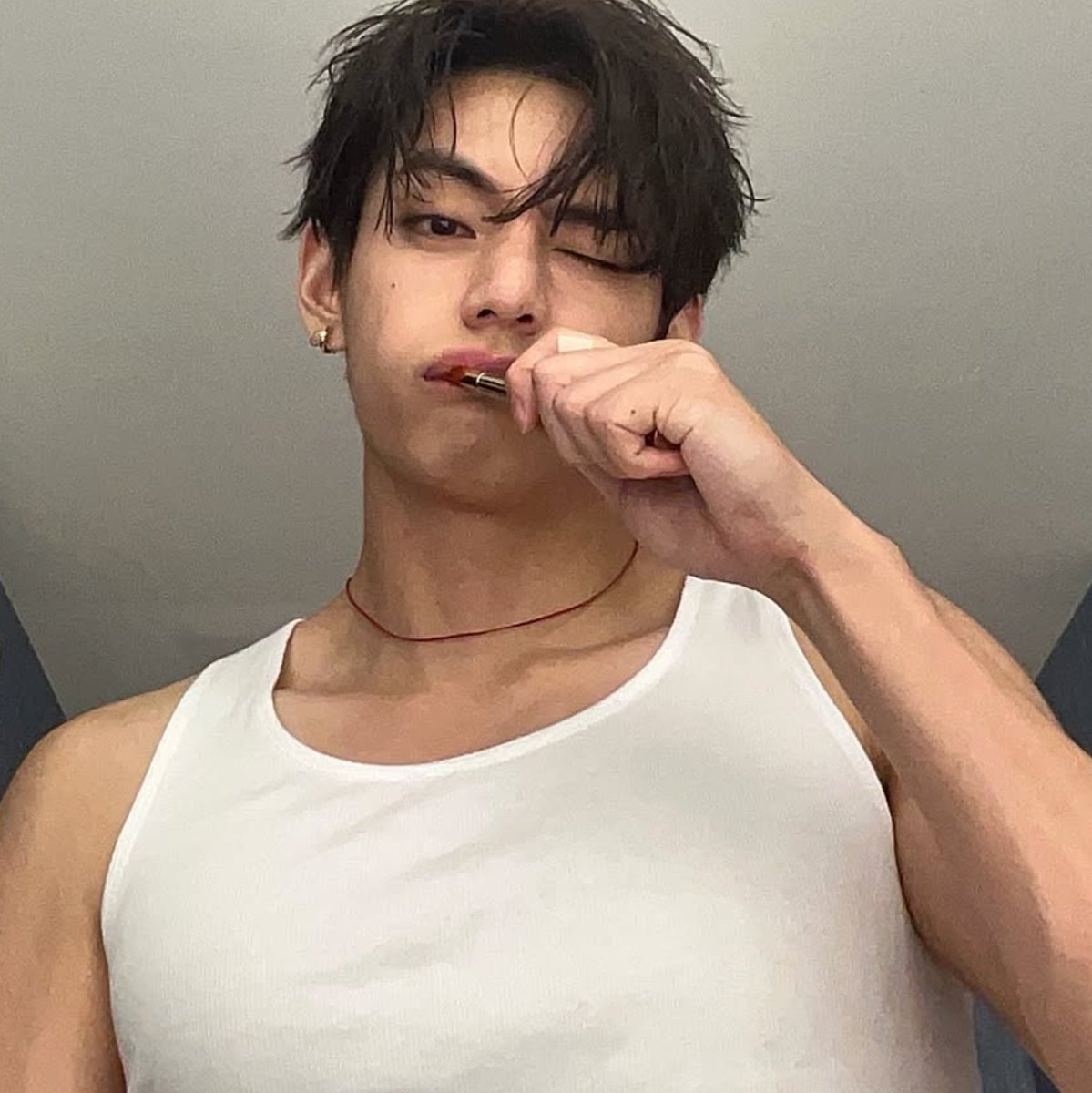 7withluv__'s tweet photo. toothbrush is so expensive now people are thinking it's lipstick and completely ignored his goddamn cheek is poking up 😭 https://t.co/i9339GJyH5