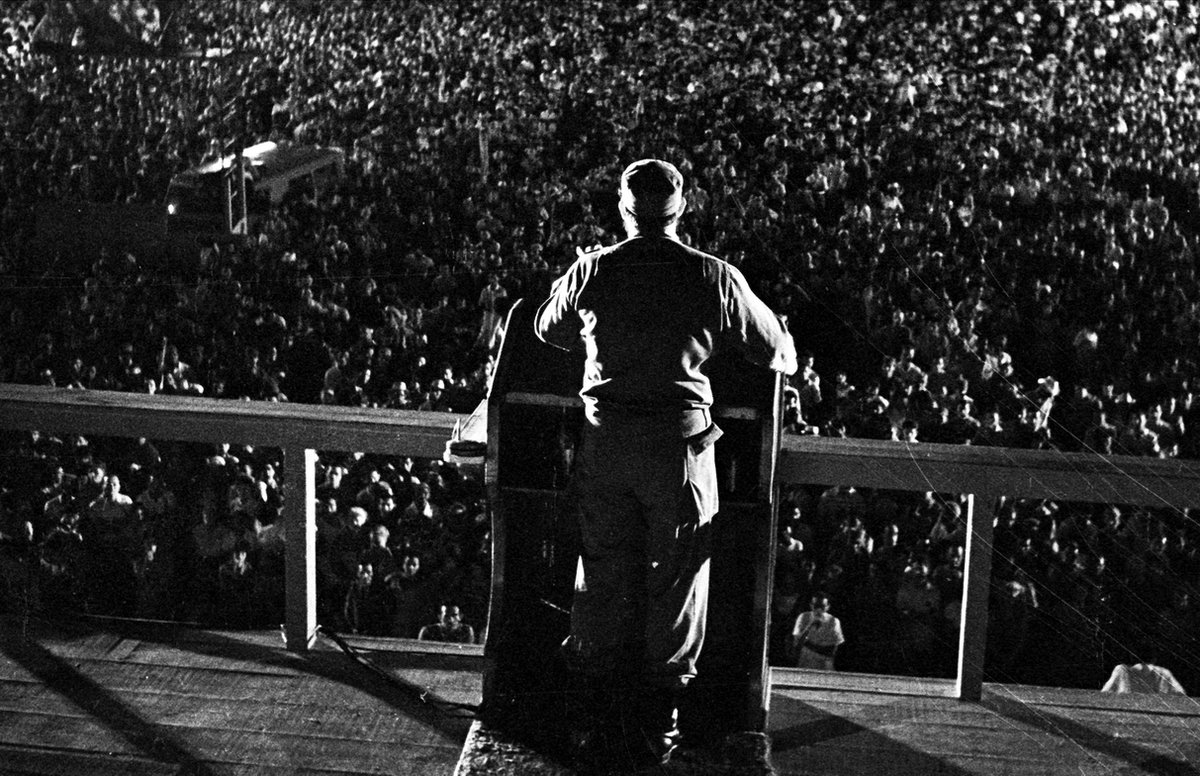 FSoldadodeIdeas's tweet photo. 28 de septiembre de 1964, Fidel se dirige a la multitud reunida para celebrar el 4to Aniversario de los Comités de Defensa de la Revolución (CDR).

https://t.co/QcmpugSuhr
#100AñosConFidel #Cuba #SomosContinuidad #RevoluciónCubana https://t.co/fQe0ZNlyUe