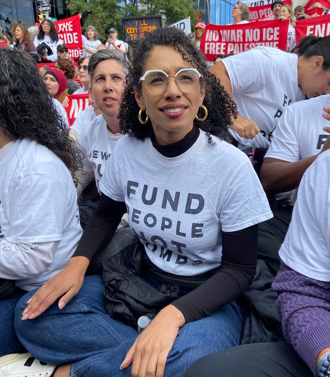 Popstonox's tweet photo. Darializa Avila Chevalier, NY-13 DSA candidate, is at a Jewish Voice for Peace protest against Benjamin Netanyahu's arrival in NYC

She has been arrested alongside Chi Ossé, Gustavo Gordillo, and Caleb Hearon

(via @RahhalEmily) https://t.co/xsltGZa35A