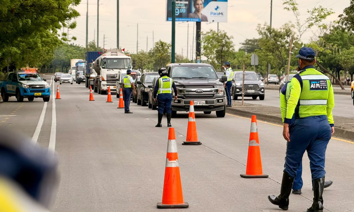 ATMGuayaquil's tweet photo. Ejecutamos operativos preventivos y no sancionatorios de control de velocidad en la Av. Narcisa de Jesús, como parte de las acciones para reducir los siniestros de tránsito asociados al exceso de velocidad.

Los conductores que exceden los límites establecidos son detenidos y reciben una notificación preventiva que indica la velocidad a la que circulaban, con el objetivo de generar conciencia sobre los riesgos de esta conducta.

La prevención también es parte del control. Respeta los límites de velocidad y contribuye a una movilidad más segura.

#GuayaquilNoSeDetiene