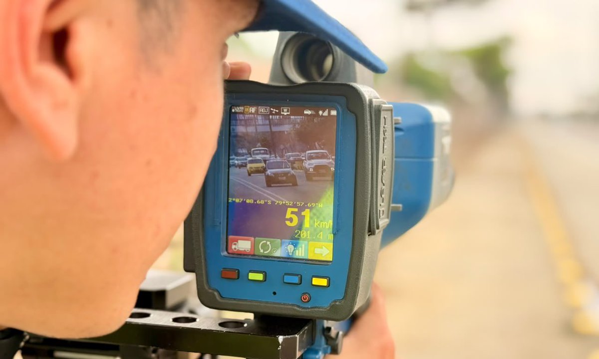 ATMGuayaquil's tweet photo. Ejecutamos operativos preventivos y no sancionatorios de control de velocidad en la Av. Narcisa de Jesús, como parte de las acciones para reducir los siniestros de tránsito asociados al exceso de velocidad.

Los conductores que exceden los límites establecidos son detenidos y reciben una notificación preventiva que indica la velocidad a la que circulaban, con el objetivo de generar conciencia sobre los riesgos de esta conducta.

La prevención también es parte del control. Respeta los límites de velocidad y contribuye a una movilidad más segura.

#GuayaquilNoSeDetiene