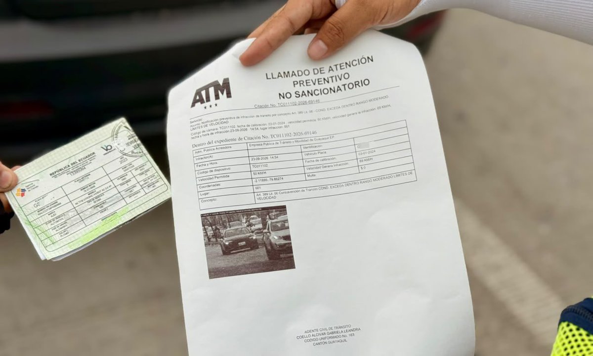 ATMGuayaquil's tweet photo. Ejecutamos operativos preventivos y no sancionatorios de control de velocidad en la Av. Narcisa de Jesús, como parte de las acciones para reducir los siniestros de tránsito asociados al exceso de velocidad.

Los conductores que exceden los límites establecidos son detenidos y reciben una notificación preventiva que indica la velocidad a la que circulaban, con el objetivo de generar conciencia sobre los riesgos de esta conducta.

La prevención también es parte del control. Respeta los límites de velocidad y contribuye a una movilidad más segura.

#GuayaquilNoSeDetiene