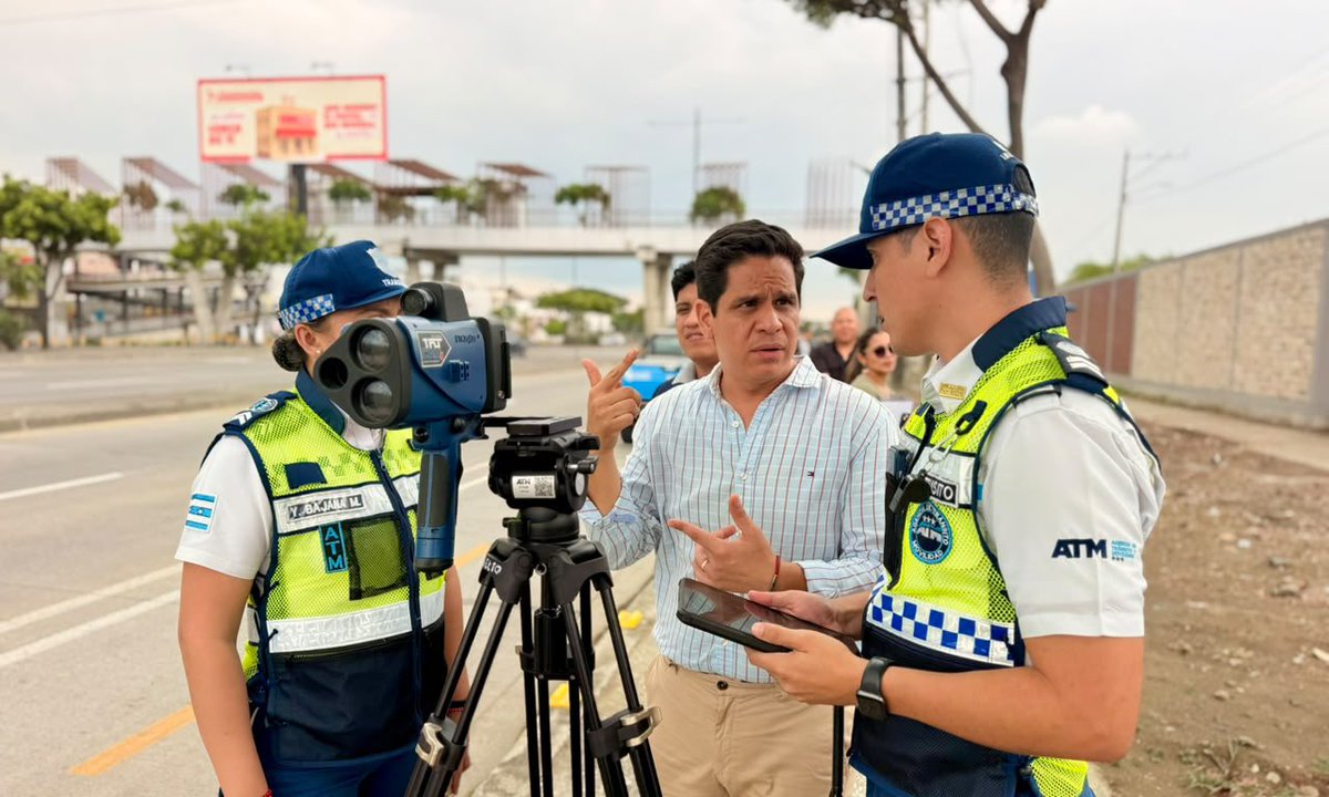 ATMGuayaquil's tweet photo. Ejecutamos operativos preventivos y no sancionatorios de control de velocidad en la Av. Narcisa de Jesús, como parte de las acciones para reducir los siniestros de tránsito asociados al exceso de velocidad.

Los conductores que exceden los límites establecidos son detenidos y reciben una notificación preventiva que indica la velocidad a la que circulaban, con el objetivo de generar conciencia sobre los riesgos de esta conducta.

La prevención también es parte del control. Respeta los límites de velocidad y contribuye a una movilidad más segura.

#GuayaquilNoSeDetiene