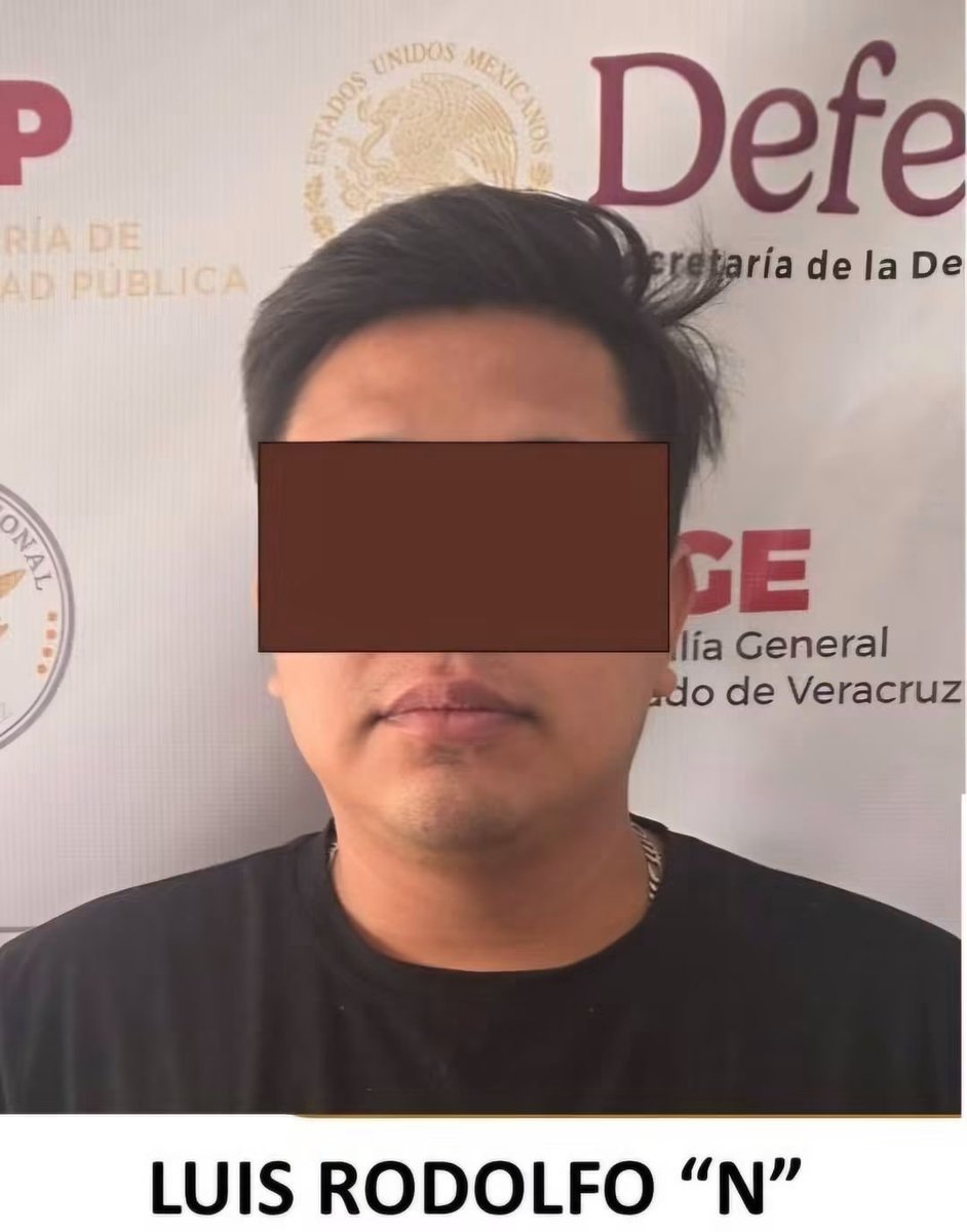 HtTrejo's tweet photo. <<🔵 HARFUCH PERDIÓ A DOS FEDERALES Y UN PERITO LOS DESPELUCÓ 😱🎧

🎧Luis Rodolfo trabajó como perito en el Servicio Médico Forense de Córdoba, en Veracruz, el pasado 5 de septiembre recibió los cuerpos de dos oficiales federales que integraban el equipo de Omar García Harfuch, ambos fueron abatidos durante un enfrentamiento en Omealca.🤬

🩸Al paso de los días el familiar de uno de los oficiales, reportó que los Airpods de uno de los fallecidos había sido vinculado a un dispositivo en Córdoba, Veracruz. El rastreo de los audífonos condujo a las autoridades al lugar donde laboraba Luis Rodolfo.😠

🤬La Fiscalía estatal instruyó un cateo y al perito le encontraron además de los Airpods, un cargador de arma larga Bushmaster abastecido, uniformes policiacos, un chaleco antibalas, una bolsa con objetos personales, documentos personales y unas llaves.🔫

🚔Luis Rodolfo fue destituido y ahora es investigado porque todos esos objetos debieron ser embalados y etiquetados, el ex perito ahora es investigado por robo calificado, abuso de autoridad e incumplimiento de un deber legal.👮>> Crédito del texto y foto a su autor. De la red.
