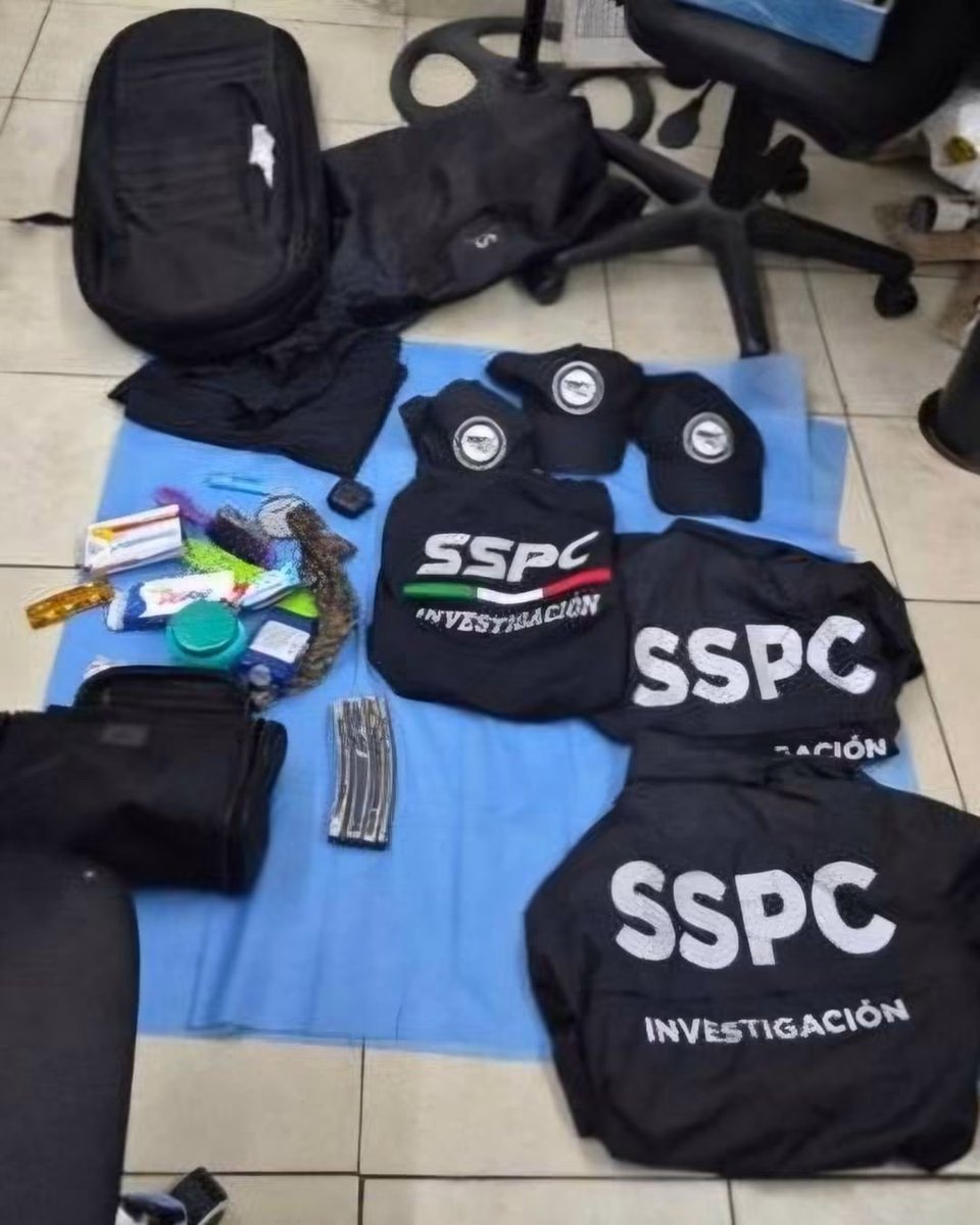 HtTrejo's tweet photo. <<🔵 HARFUCH PERDIÓ A DOS FEDERALES Y UN PERITO LOS DESPELUCÓ 😱🎧

🎧Luis Rodolfo trabajó como perito en el Servicio Médico Forense de Córdoba, en Veracruz, el pasado 5 de septiembre recibió los cuerpos de dos oficiales federales que integraban el equipo de Omar García Harfuch, ambos fueron abatidos durante un enfrentamiento en Omealca.🤬

🩸Al paso de los días el familiar de uno de los oficiales, reportó que los Airpods de uno de los fallecidos había sido vinculado a un dispositivo en Córdoba, Veracruz. El rastreo de los audífonos condujo a las autoridades al lugar donde laboraba Luis Rodolfo.😠

🤬La Fiscalía estatal instruyó un cateo y al perito le encontraron además de los Airpods, un cargador de arma larga Bushmaster abastecido, uniformes policiacos, un chaleco antibalas, una bolsa con objetos personales, documentos personales y unas llaves.🔫

🚔Luis Rodolfo fue destituido y ahora es investigado porque todos esos objetos debieron ser embalados y etiquetados, el ex perito ahora es investigado por robo calificado, abuso de autoridad e incumplimiento de un deber legal.👮>> Crédito del texto y foto a su autor. De la red.