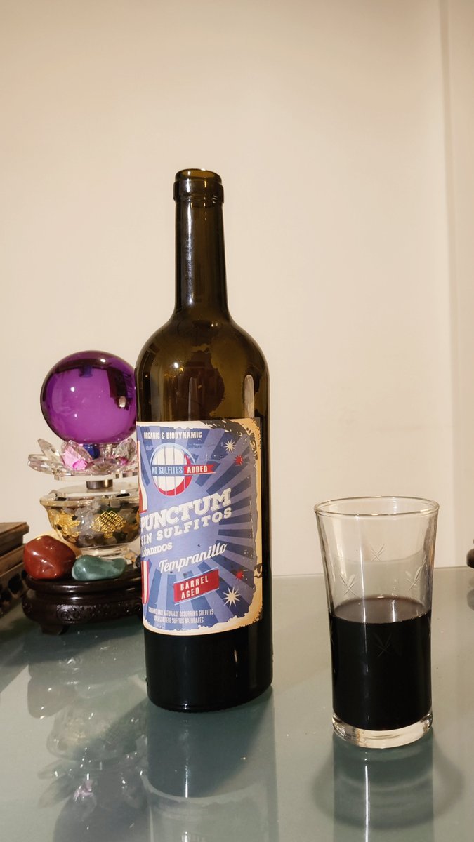 Jarry829470's tweet photo. 週四深夜....給自己倒上一杯。🍷

連假正式在微醺的夜下開啟,,！😌

生活從來不是一帆風順,
但....成熟的男人,
總想把最好的所有、
最真的心,安安穩穩地留給那個懂你、也在乎你的人🍻 https://t.co/EGF5HKmh7f