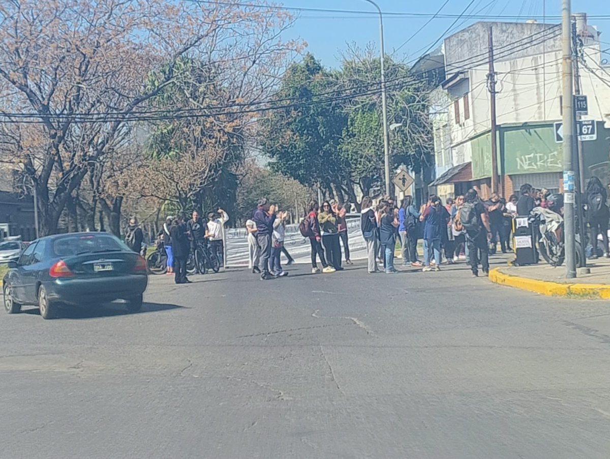 InfoCuandoLlega's tweet photo. MANIFESTACION EN DG 73 Y 115⚠️

🟡520 Ramal 2
🟨ESTE Ramal 15

►Desviarán por Dg. 73 a 67 a 116 a Dg. 73 a recorrido. https://t.co/tw7phYvcNB