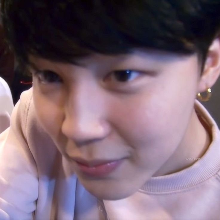 delicatjimi's tweet photo. jimin e sua mania fofa de aproximar a câmera no próprio rosto https://t.co/3MNtehpyn6