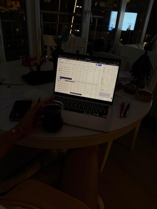 _vxhhq's tweet photo. Çay, laptop ve gece analizi...
Başka bir şeye gerek yok

İyi geceler Ballarım❤️ https://t.co/CVnyXlkN5w