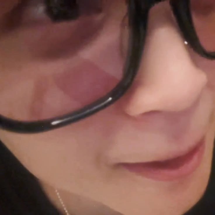 delicatjimi's tweet photo. jimin e sua mania fofa de aproximar a câmera no próprio rosto https://t.co/3MNtehpyn6