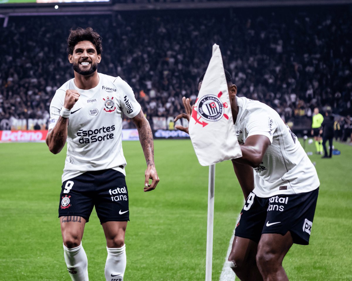 DataFutebol's tweet photo. Clubes das Séries A e B estão negociando com o Governo Federal um SOCORRO FINANCEIRO.

A principal ideia é criar uma linha de crédito do BNDES com uma taxa de juros inferior ao mercado e com dinheiro destinado a pagamento de dívidas.

Também está sendo discutida a possibilidade de LIBERAÇÃO DE DINHEIRO para investimentos em infraestrutura nos clubes com menos endividamento.

Ou seja: Esse dinheiro não estaria disponível para gastar em reforços, apenas para pagamento de dívidas e investimento em estruturas. 

Corinthians e Internacional, com auxílio do Atlético Mineiro, estão liderando as conversas. 

Via @geglobo